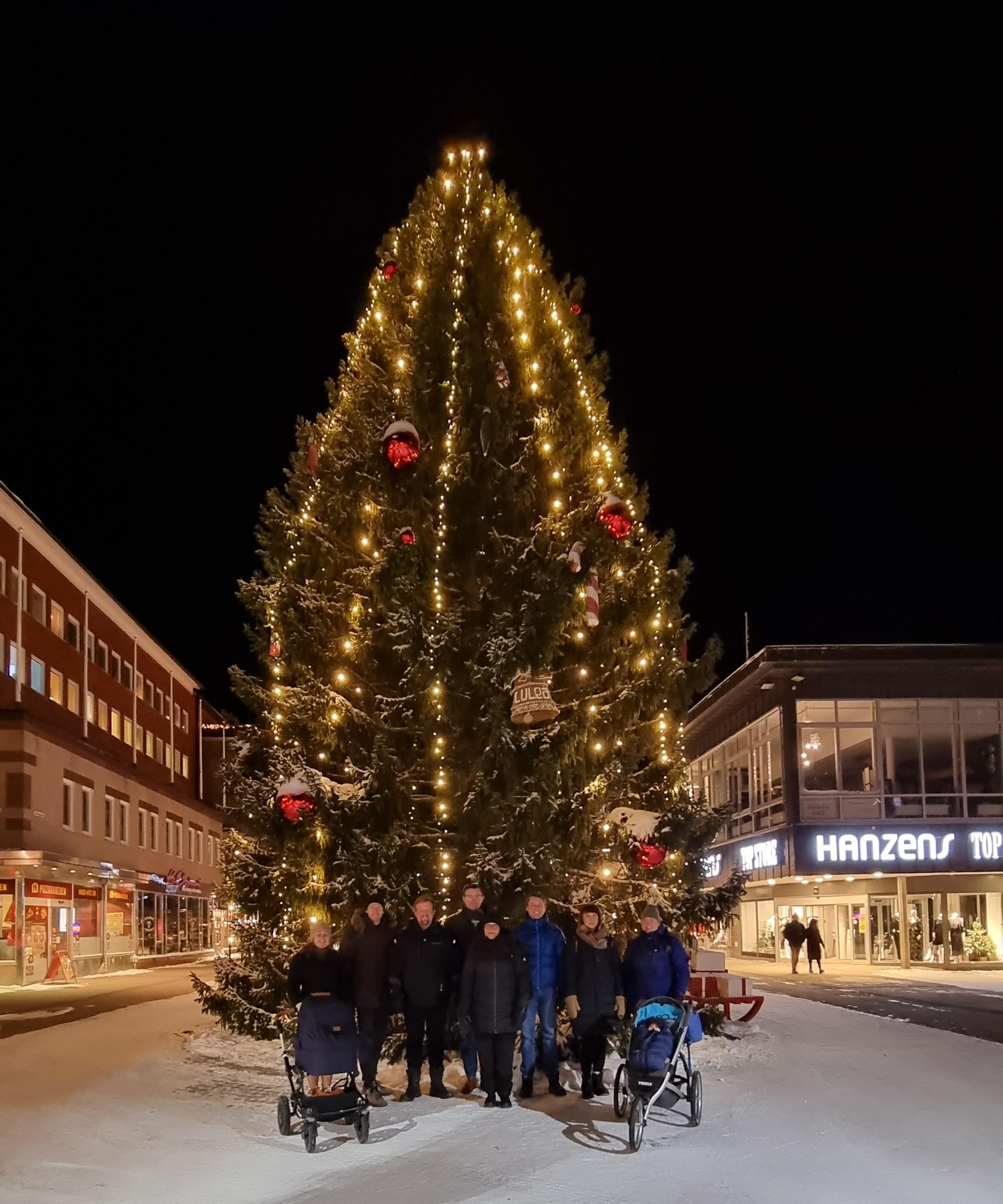 Styrelsen framför Luleås majestätiska julgran