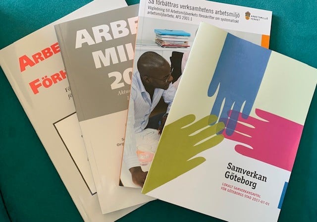 En bild som visar vår kurslitteratur,