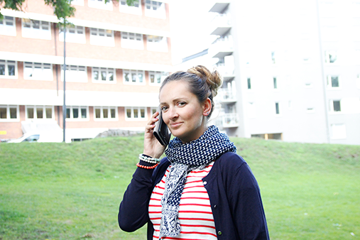 Socionom talar i telefon utomhus